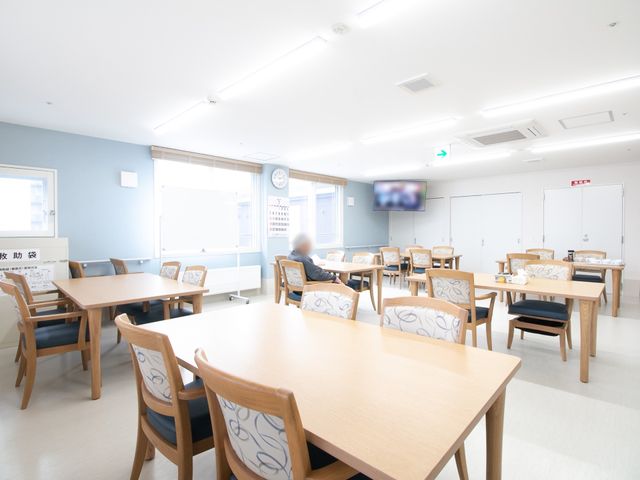 明るい食堂の様子 食堂 広々とした食堂で、入居者がリラックスしながら食事をとれる空間が配されています。テレビも設置され、コミュニケーションの場にもなっています。