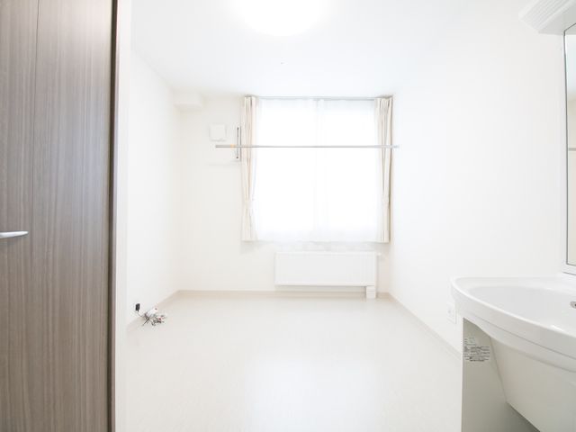 清潔で明るい個室空間 居室 広々とした清潔感のある個室で、プライベートな時間を大切にできます。快適な日常をサポートする機能性に配慮した設計です。