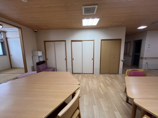 明るい木目調の部屋