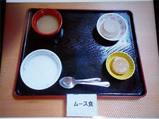 配膳された食事トレイ