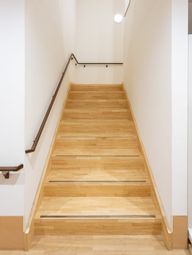 明るく清潔な廊下