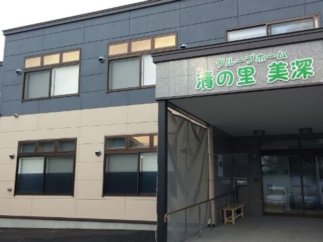 広々とした明るい施設外観 外観 ゆったりとした入り口があり、落ち着いた色合いの建物が印象的です。清潔感があり、来訪者を温かく迎えてくれる雰囲気が感じられます。