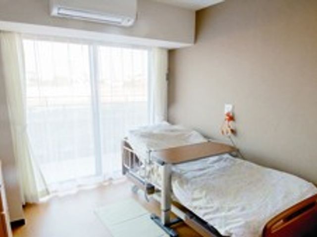 明るい居室 居室 広々とした明るい居室では、大きな窓から自然光がたっぷりと入ります。リラックスできる空間です。