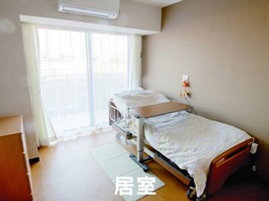 明るい居室のベッド配置  