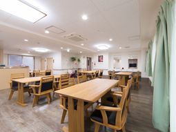 明るい食堂の様子