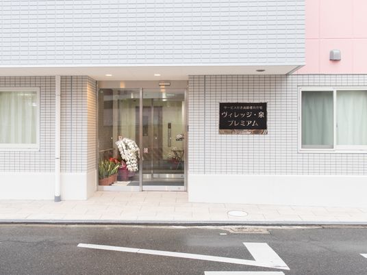 清潔感のある建物エントランス