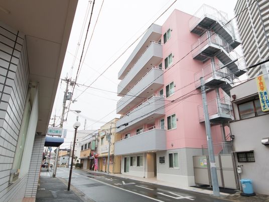 ピンクの建物外観