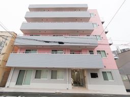 ピンクの建物の外観