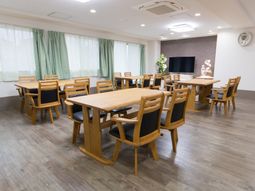 木目調のテーブルと椅子