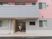 ピンクの建物のエントランス