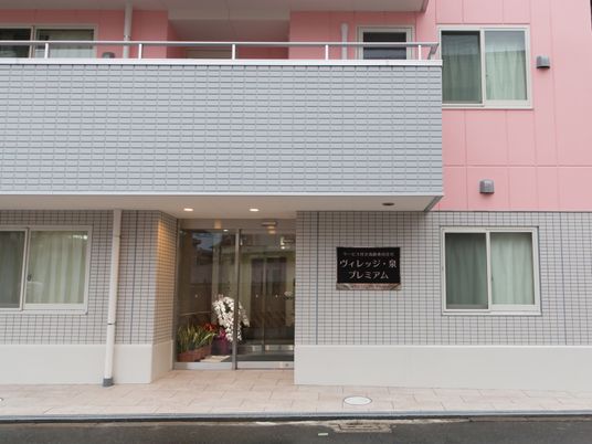 ピンクの建物のエントランス