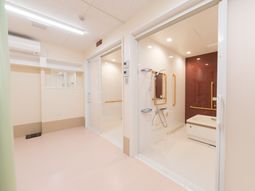 清潔な浴室のドア開け