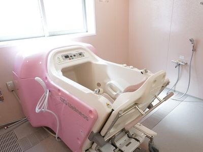 快適なピンクの浴槽