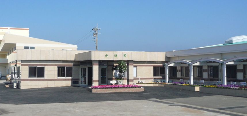 広々とした施設の外観