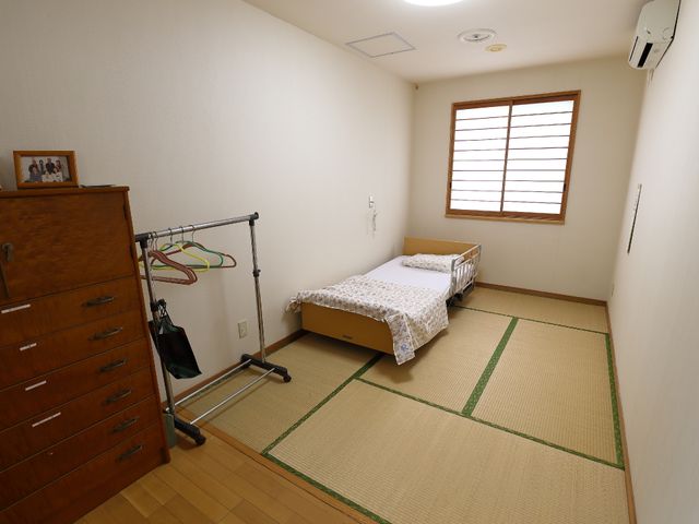 個室の和洋室 居室 ゆったりとした居室で落ち着いた雰囲気です。和と洋を兼ね備え、快適な生活空間を提供しています。