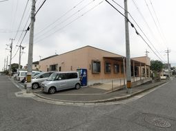 施設の外観と駐車場