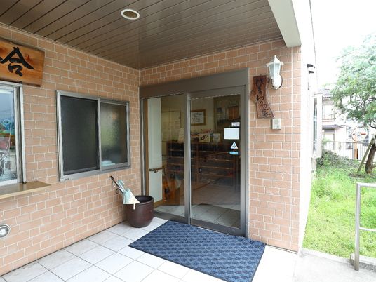 エントランスの入口と外観