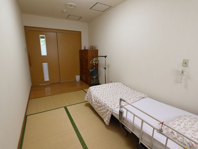 居心地の良い洋室と和室 居室 広々とした居室には、明るい日差しの入る窓と和室の一角があり、自分の時間をゆったりと過ごせる空間です。ベッドと必要な家具が整っており、快適な生活が送れます。