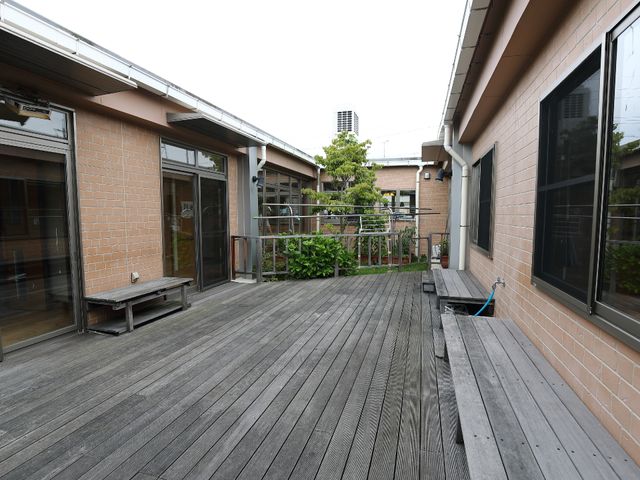 広々とした快適なテラス ウッドデッキ ゆったりとした時間を過ごせるテラスです。新鮮な空気を呼吸しながら、休憩や憩いのひとときを提供しています。
