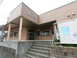 明るい外観の建物エントランス