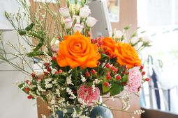 色鮮やかな花のアレンジメント