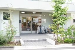 エントランスと緑の木