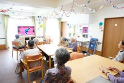 リビングに集う人々