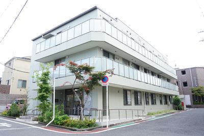 市街地にある建物外観