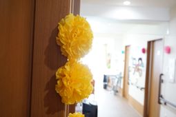 黄色の飾り付け廊下