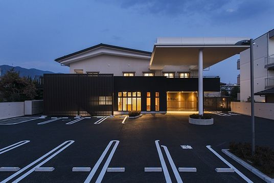 車椅子対応の広い入口