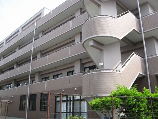 外階段のある建物外観  
