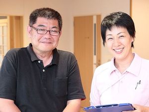 スタッフ2人の室内  