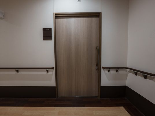 滑り止めの手摺りのある廊下