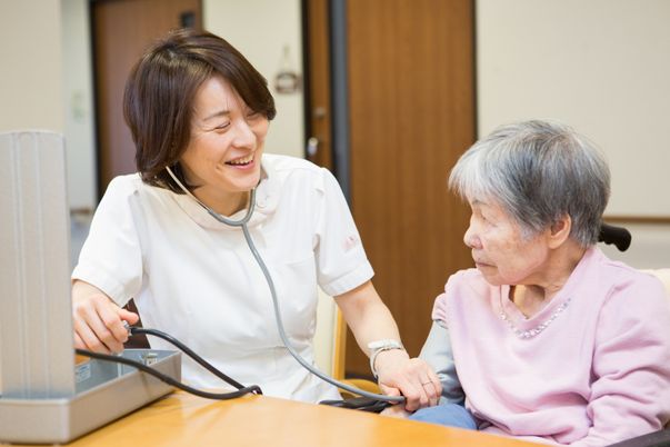 笑顔で対話するスタッフと利用者