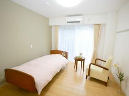 明るい個室の居室