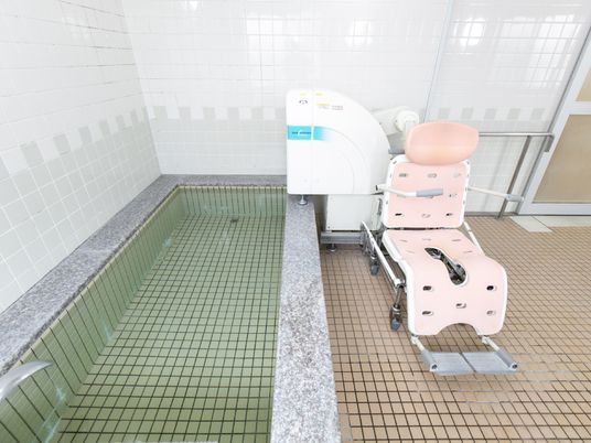 バリアフリー設計の浴室