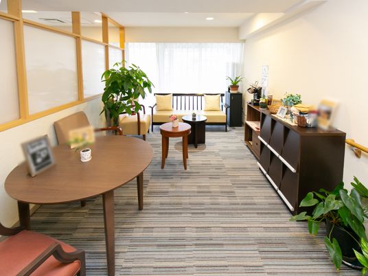 落ち着いた雰囲気のラウンジ