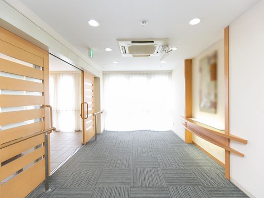 明るく清潔な廊下