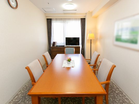 居室のテーブルと椅子