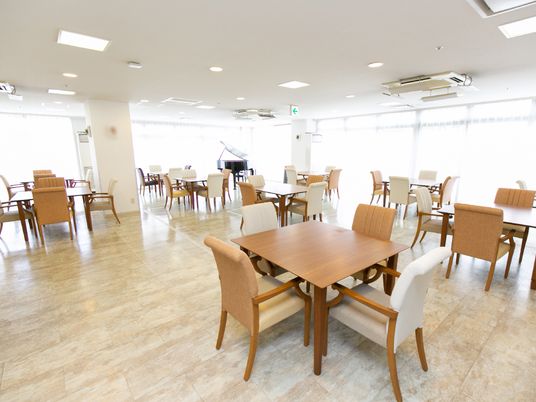 広々とした明るい食堂