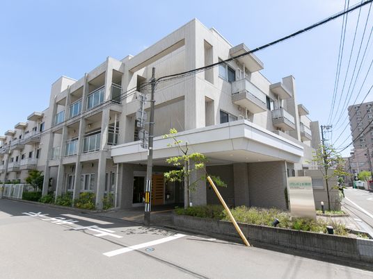 明るい外観の建物エントランス