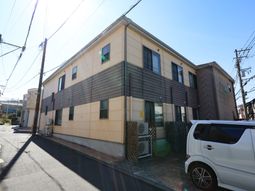 明るい日差しの建物外観