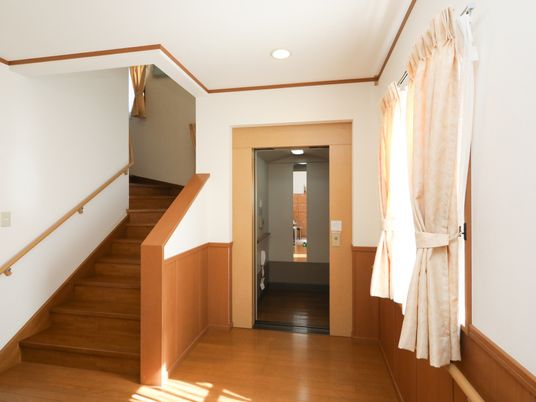 明るい廊下と階段