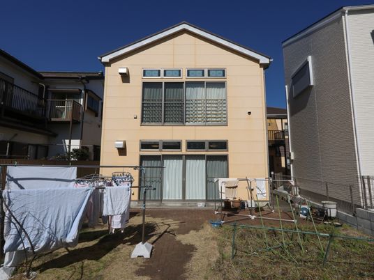 明るい日差しの中庭