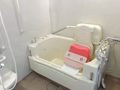 バリアフリー設計の浴室
