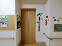 エレベーター前の廊下