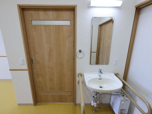 木目調の扉と洗面台
