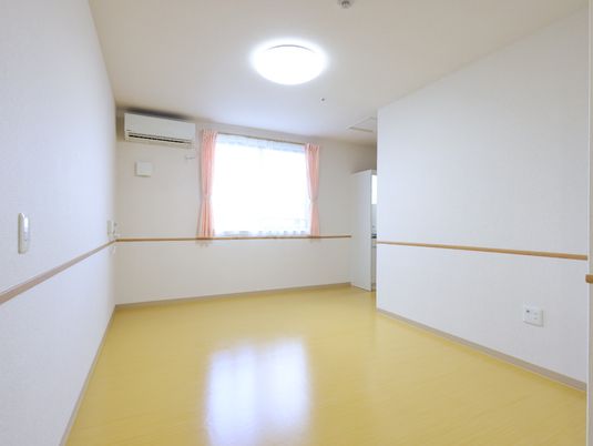 明るい床の空の居室