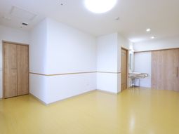 広々とした洋室の様子