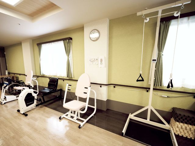 機能訓練室の設備 デイサービス 明るい光が差し込む訓練室で、体を動かすリハビリ機器が整っています。利用者の方々の健康サポートに役立てられています。